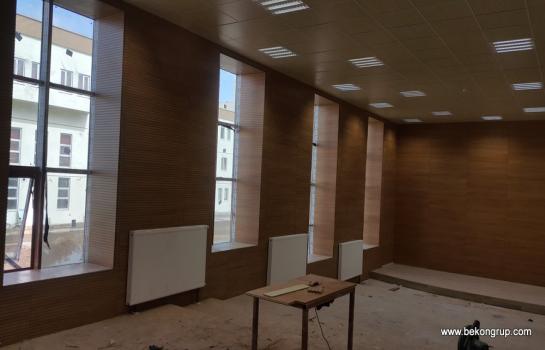 konferans salon tasarımı  akustik  ahşap duvar paneli yapılması  akustik ahşap tavan yapılması sahne  tasarımı  yapılması